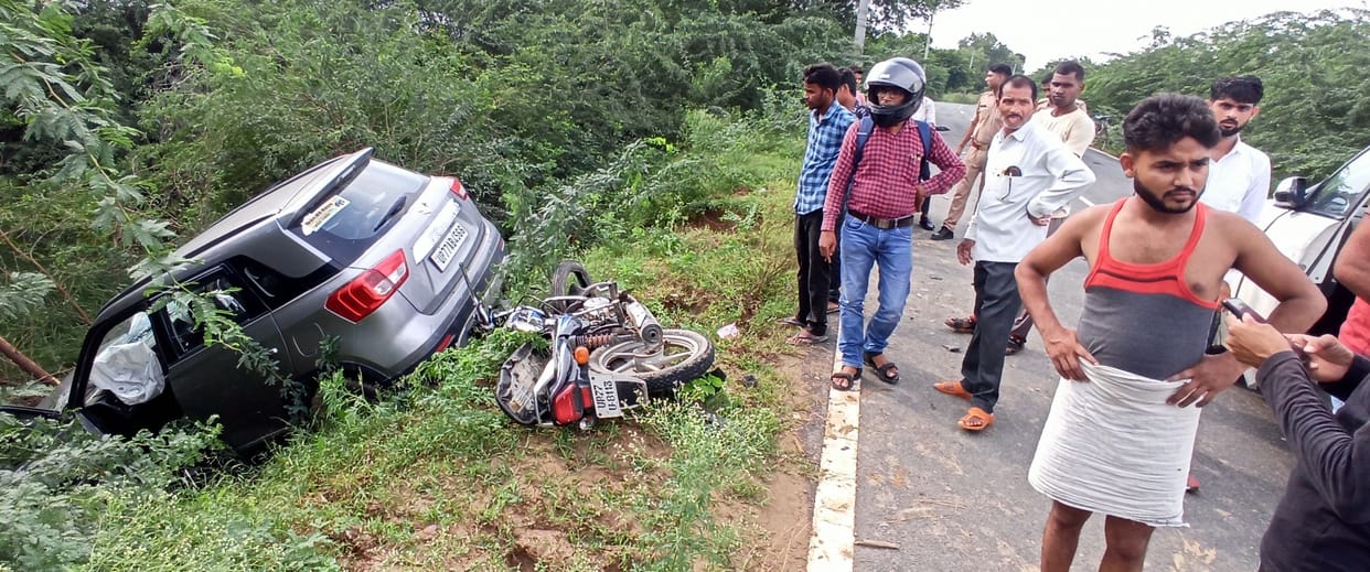 Kanpur Dehat: Two people including BJP booth president riding bike died due to car collision, did not wear helmet