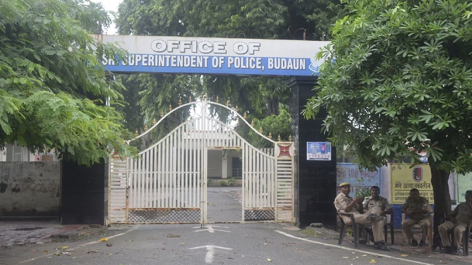 lady constable of Ujhani Kotwali of Badaun attempted suicide outside SSP office