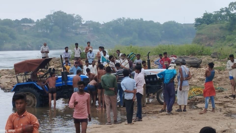 Damoh: Tractor and Thresher submerged in the floods of the bebas river