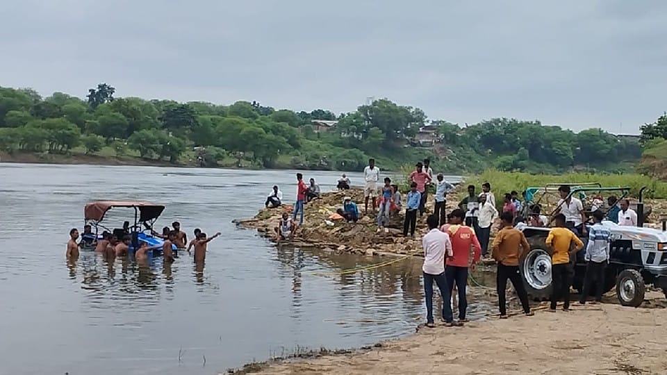 Damoh: Tractor and Thresher submerged in the floods of the bebas river