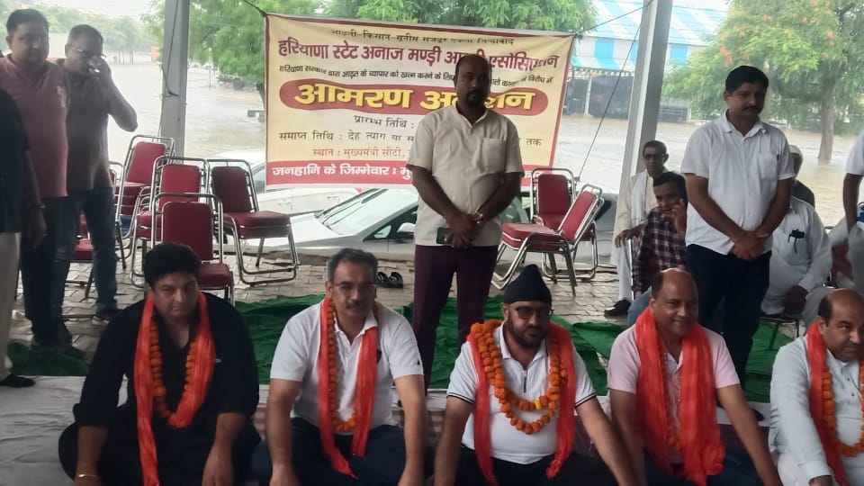 Arhtiya Association started fast unto death for demands in Karnal Anaj Mandi