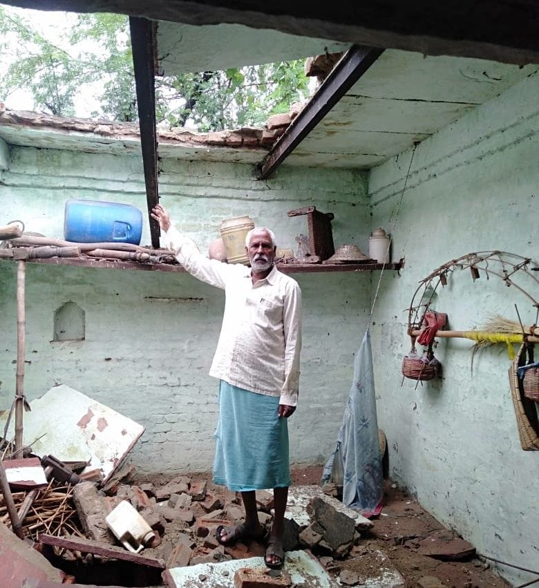 Hathras: Due to rain, houses fell somewhere in the district and trees were