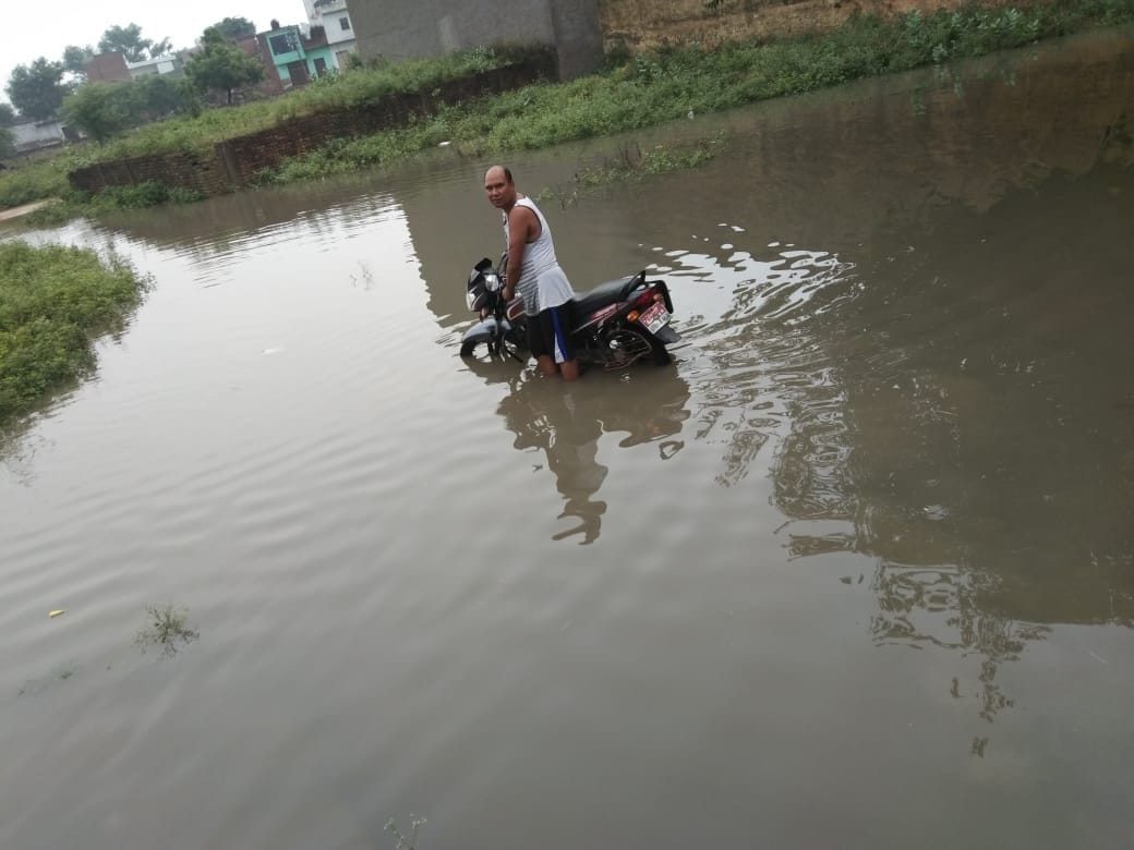 Hathras: The townspeople stunned by the havoc of the rain, are in trouble in their lives