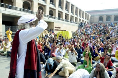 Sadguru Jaggi Vasudev celebrated Worshiped in kashi vishwanath dham and  interacted with followers