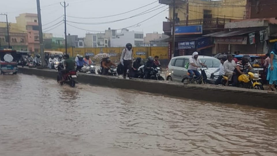 Water logging on roads due to rain in Delhi-NCR