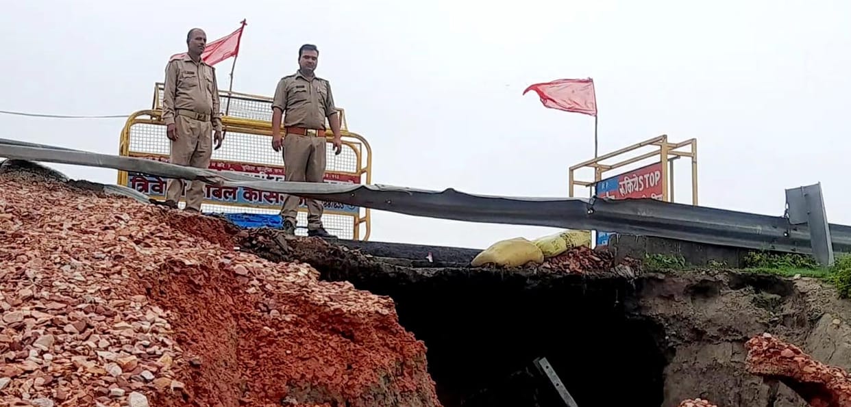 The access road of the Kachla bridge collapsed again, a crater formed by flowing mud