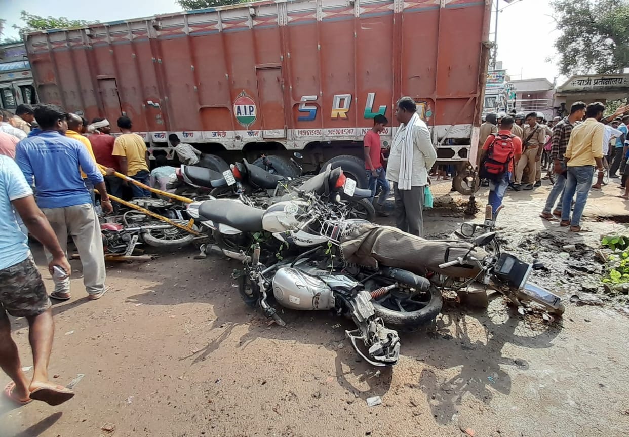 Overloaded truck trampled student in Fatehpur, angry villagers jammed the highway