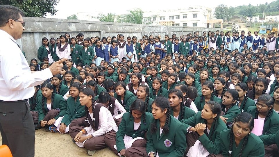 Chhindwara: Girls angry due to caterpillars in food