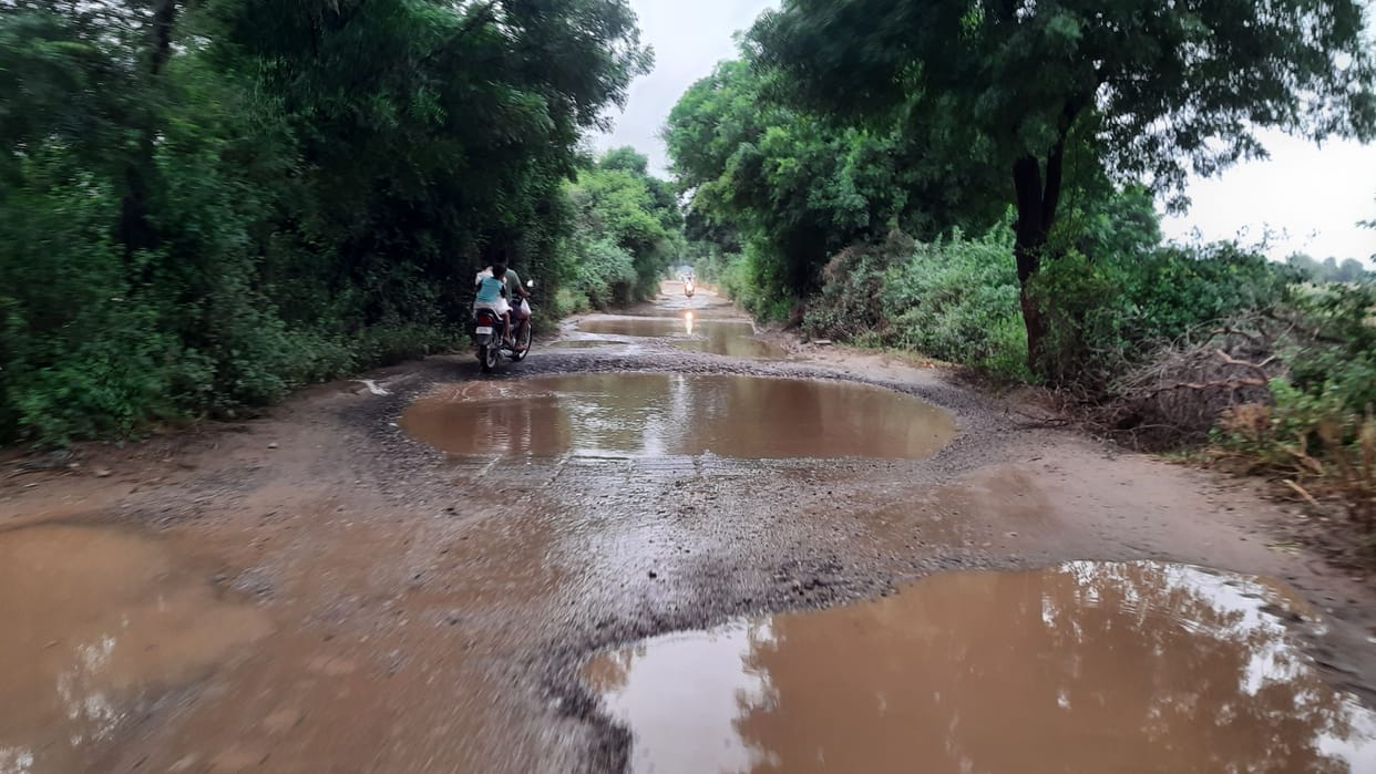 Khori-Kundal connectivity road is in bad shape, people's troubles increased