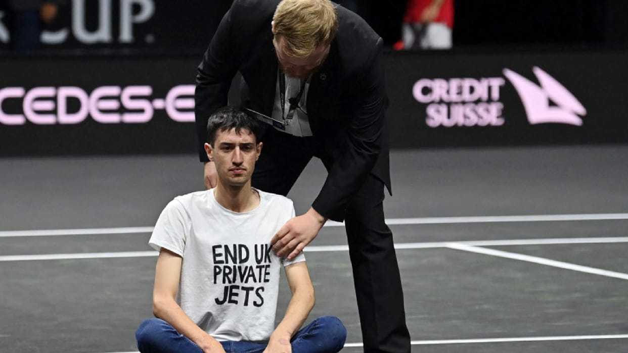 Laver Cup 2022 Controversy in Roger Federer's last tournament man ran on to the court set his arm on fire