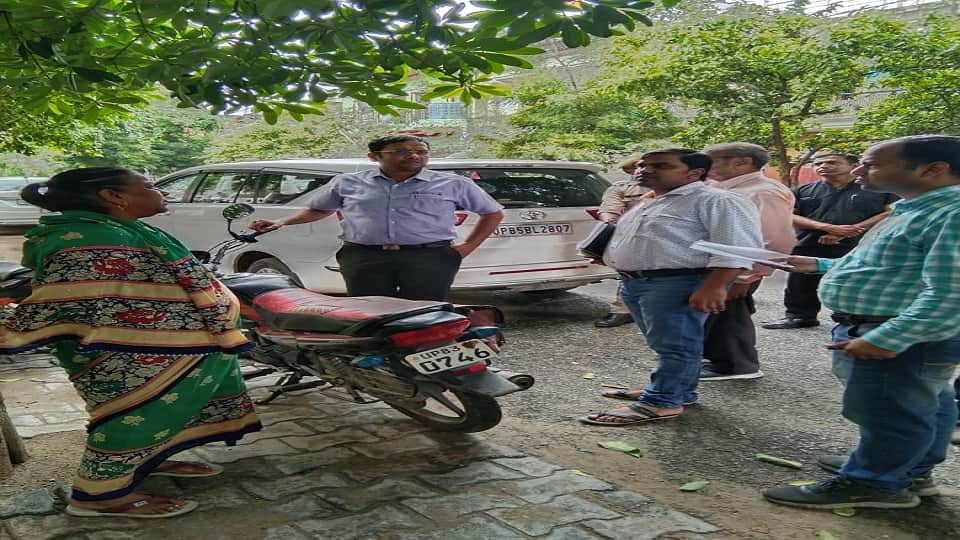 DVVNL MD Amit Kishor went door-to-door and appealed to the defaulters to deposit Electricity bills