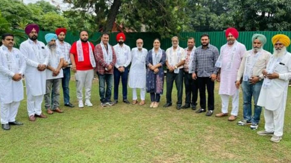 Shiromani Akali Dal and Congress 15 councilors of Kharar city council joined Aam Aadmi Party