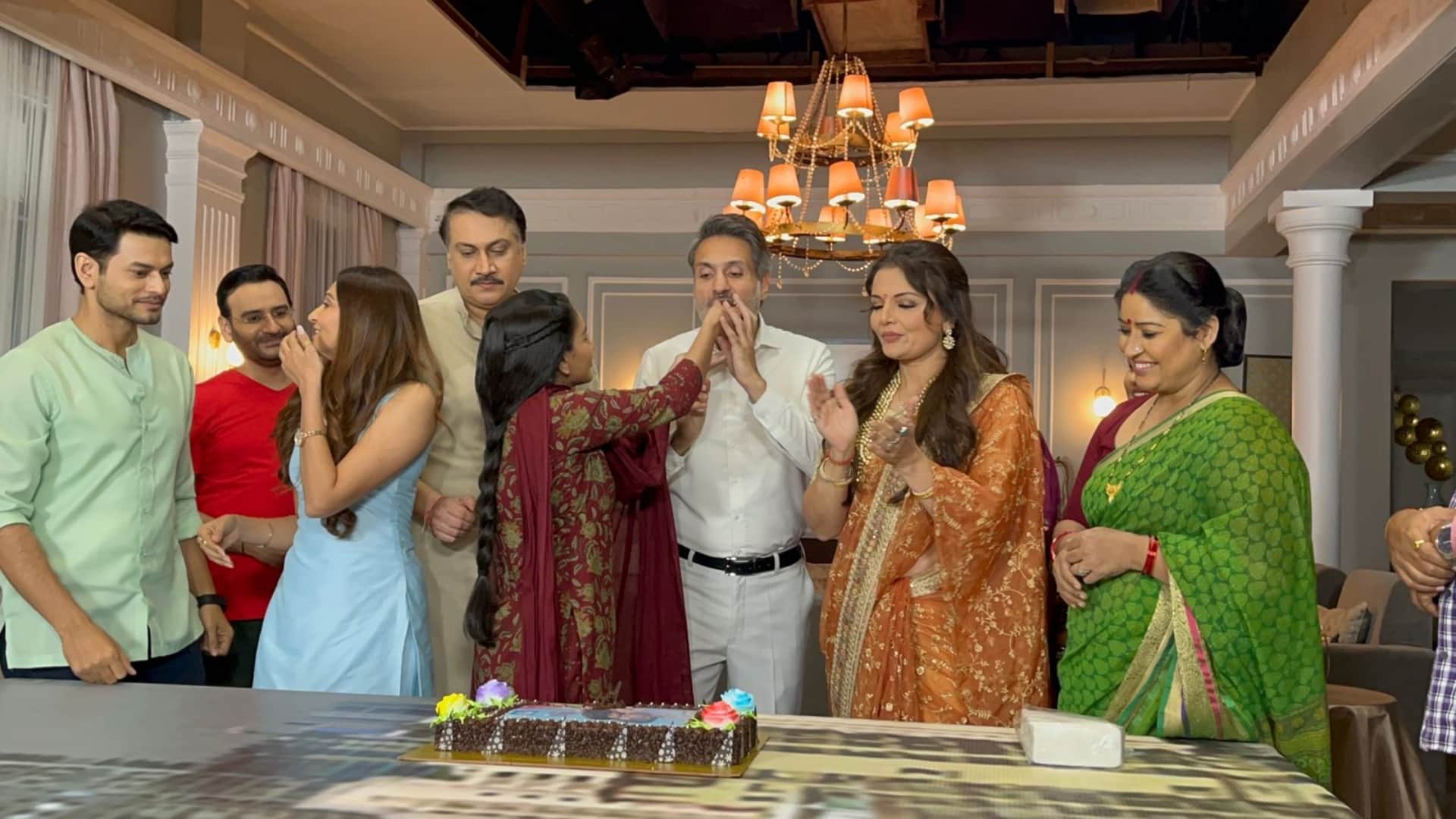 Mohammed Iqbal Khan Rachana Show Na Umra Ki Seema Ho completes 50 episodes cast celebrate by cutting the cake