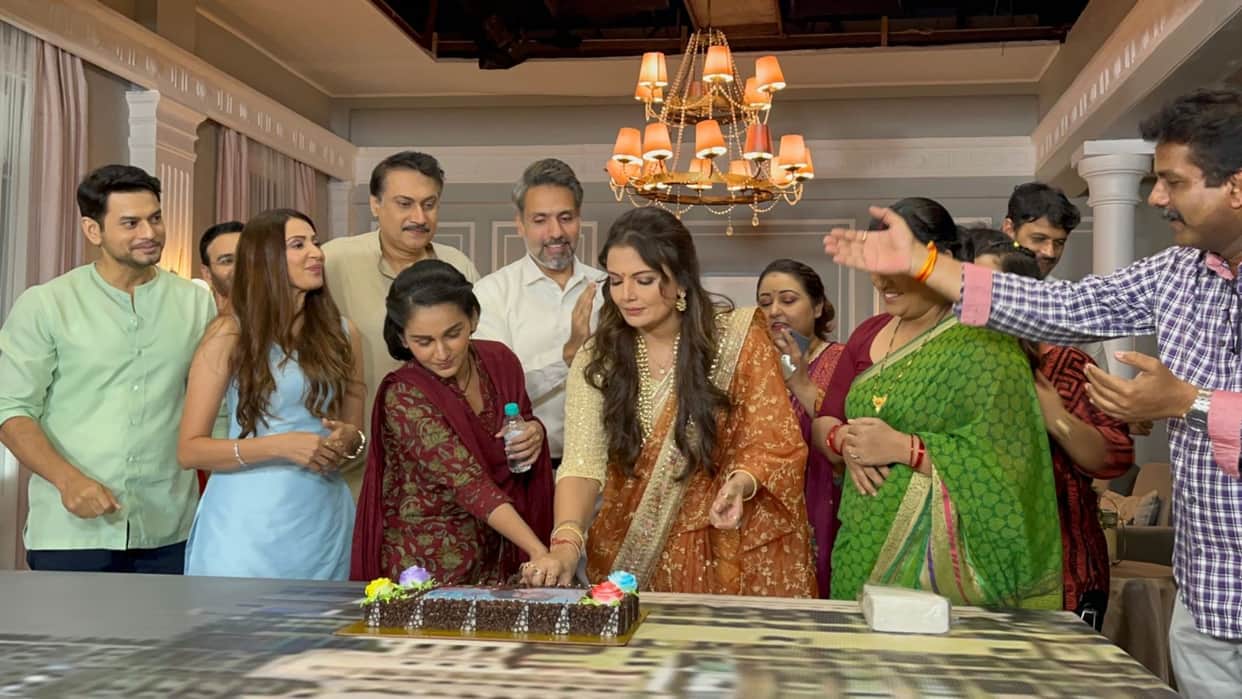 Mohammed Iqbal Khan Rachana Show Na Umra Ki Seema Ho completes 50 episodes cast celebrate by cutting the cake