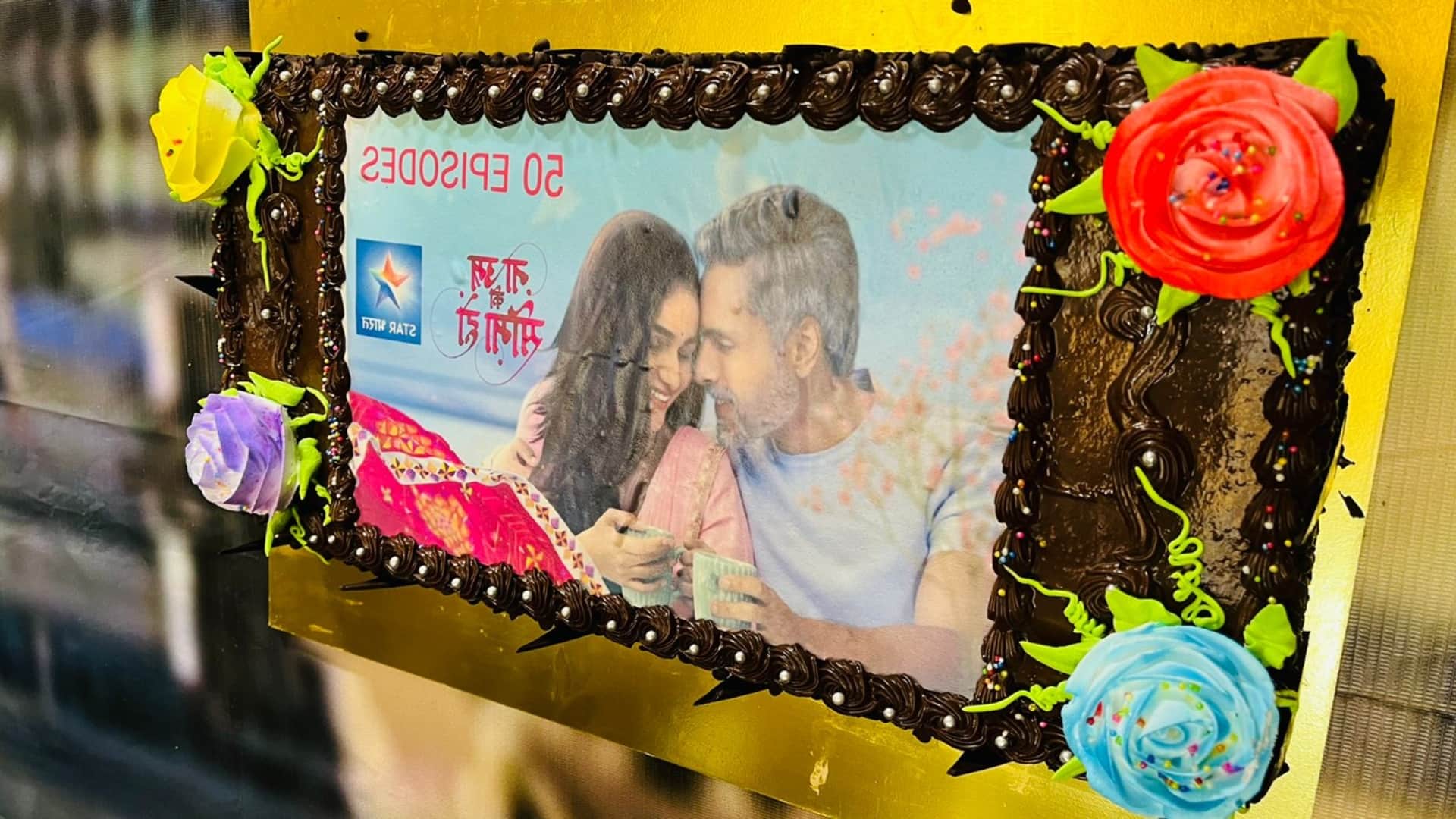 Mohammed Iqbal Khan Rachana Show Na Umra Ki Seema Ho completes 50 episodes cast celebrate by cutting the cake