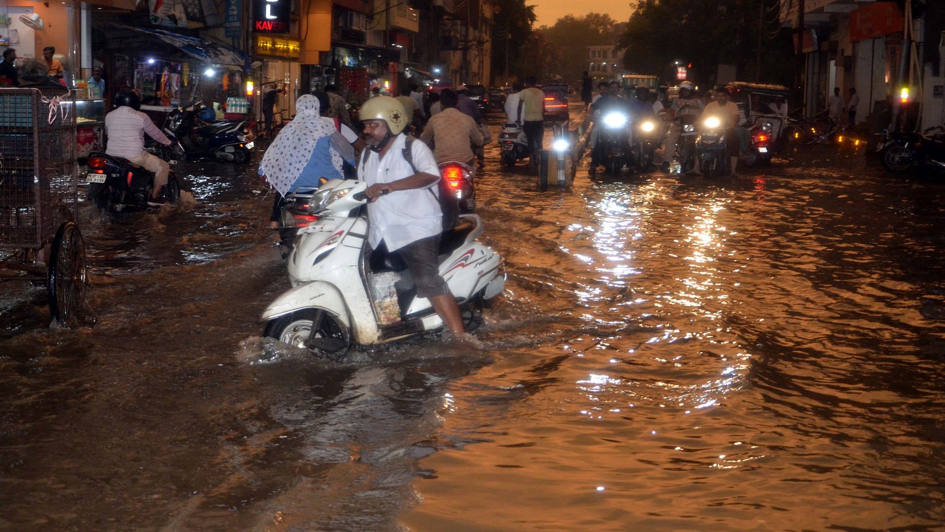 heavy rain in prayagraj many areas of the city were formed people were scared by the thunder of clouds