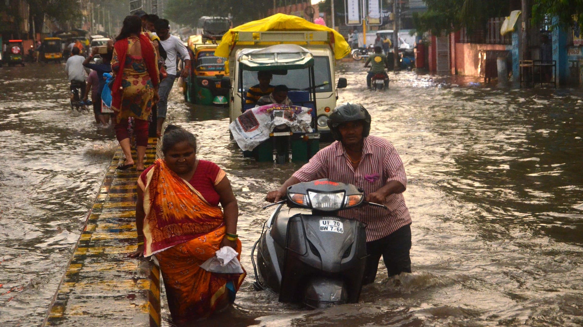 heavy rain in prayagraj many areas of the city were formed people were scared by the thunder of clouds