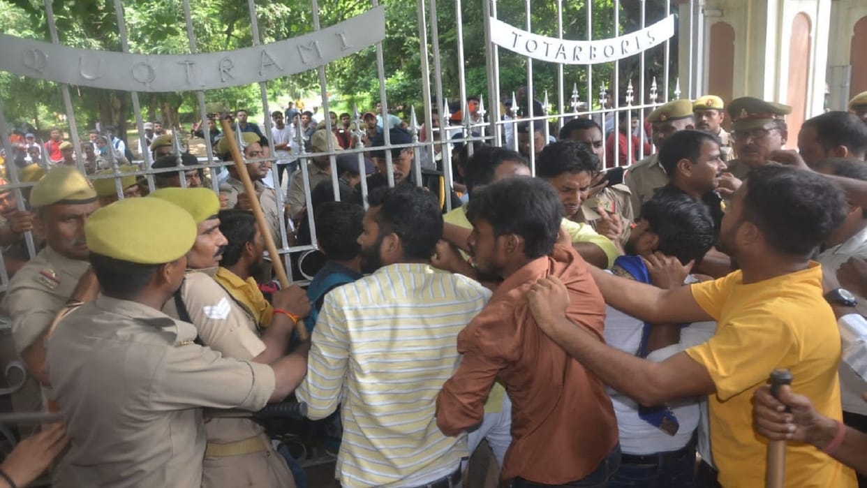 Allahabad University Students' movement against fee hike continues