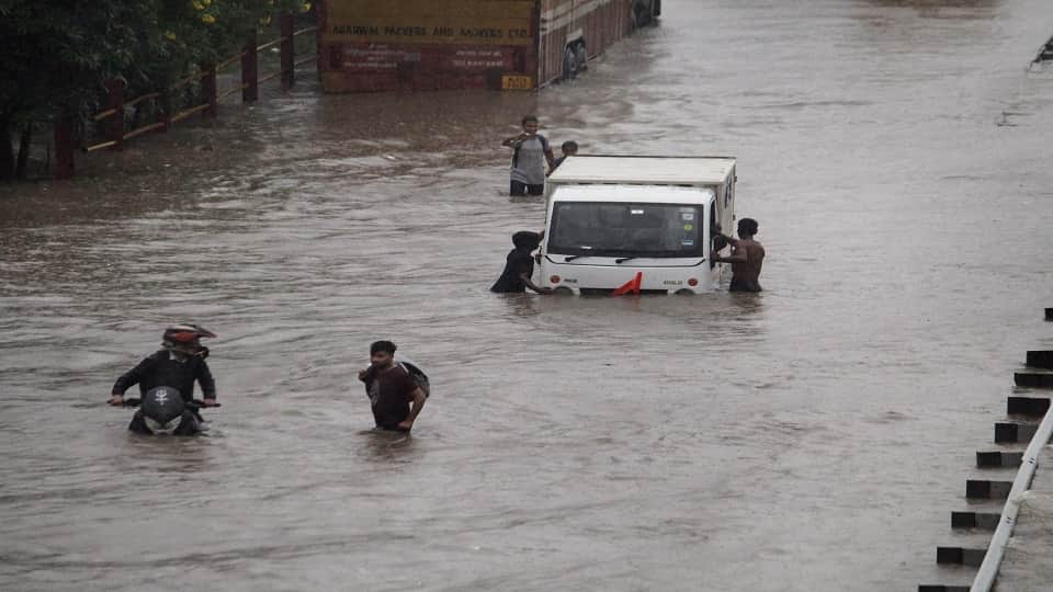 how to drive car in water logging car care tips for rainy season monsoon car stuck in water news in hindi
