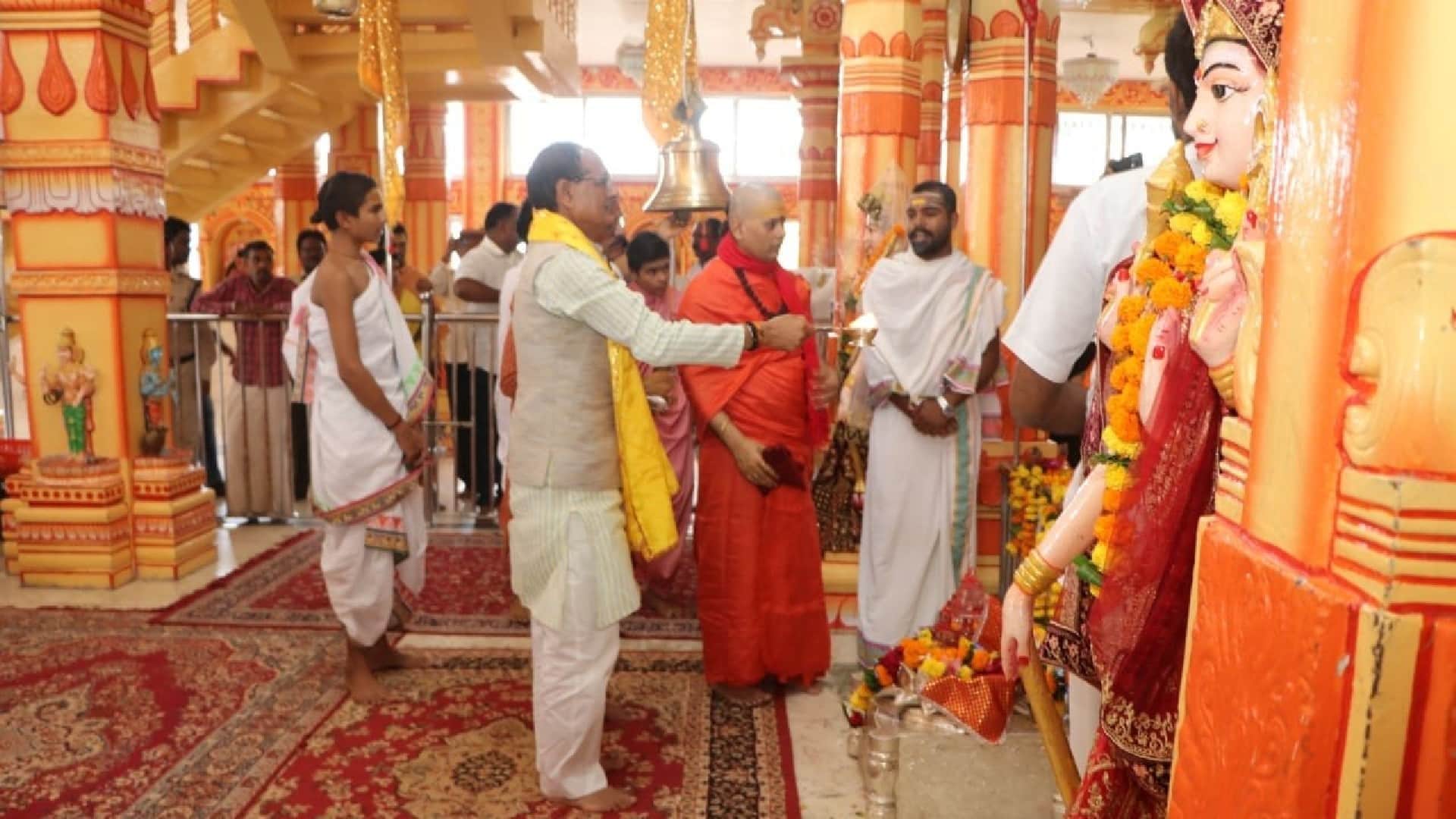 CM arrived to pay tribute to Brahmalin Shankaracharya Swami Swaroopanand read more in hindi