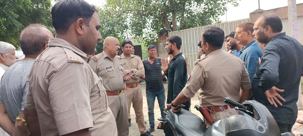 Kanpur Dehat: Ruckus of family members by placing the dead body of the worker outside the factory demanding compensation