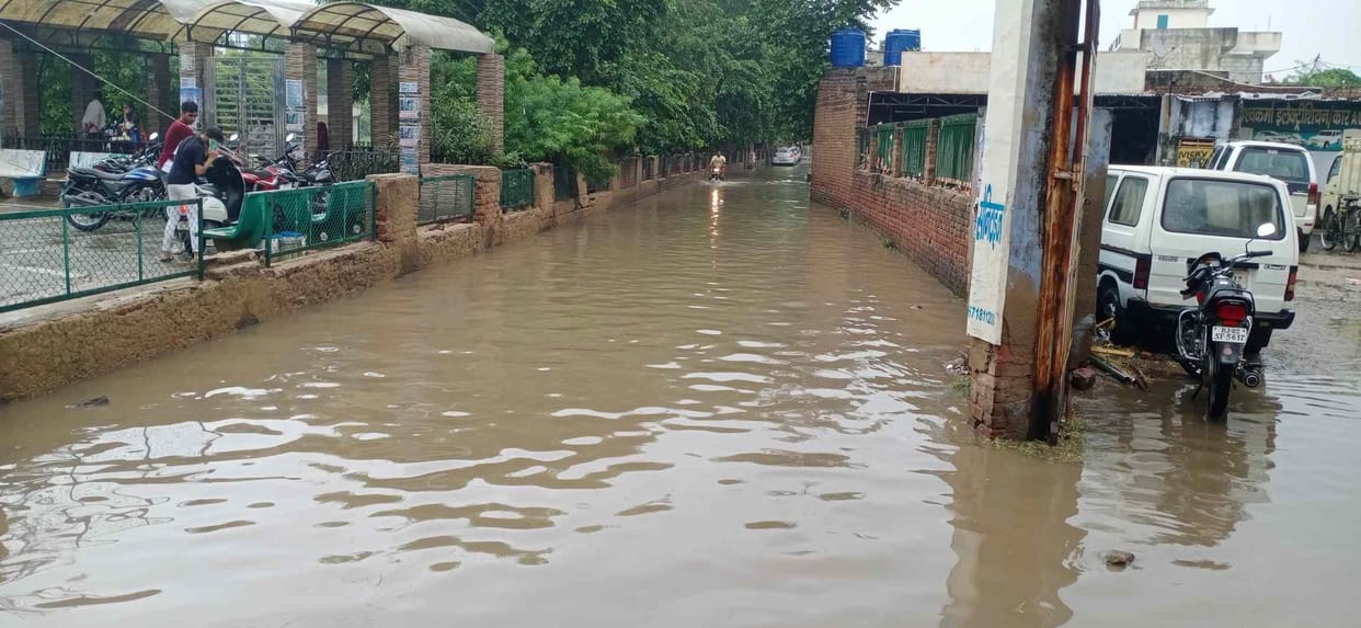 Water filled the roads and localities due to torrential rains