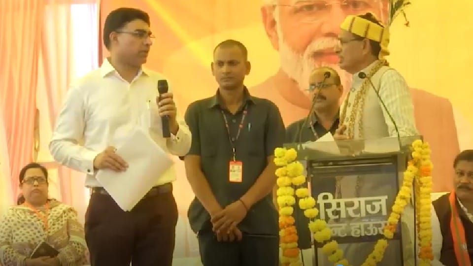 CM in Action: CM suspends District Food Officer, said to Collector - I will not leave you even after 31