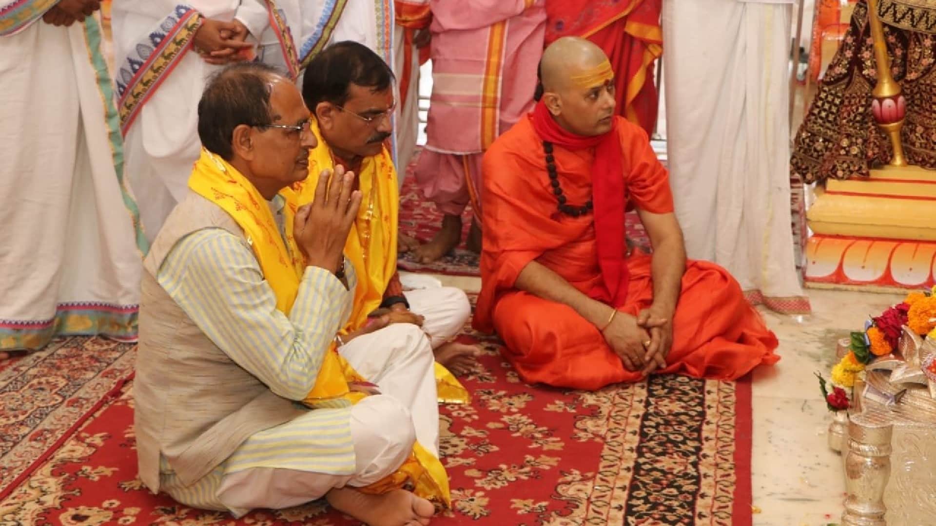 CM arrived to pay tribute to Brahmalin Shankaracharya Swami Swaroopanand read more in hindi