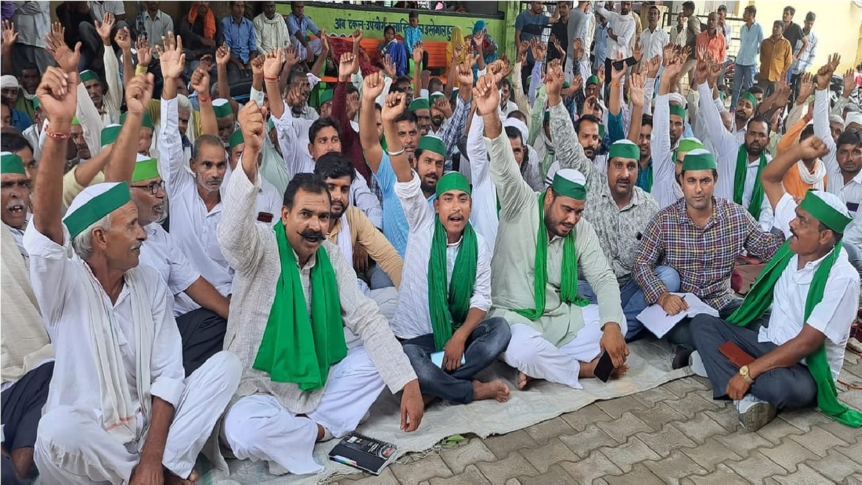 BKU workers sitting on dharna for demands strike ended on assurance of SDM