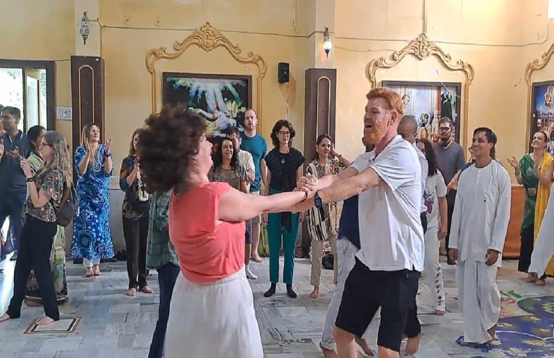 Foreign tourists crazy in Sri Krishna love 50 people from Brazil reached ISKCON temple varanasi