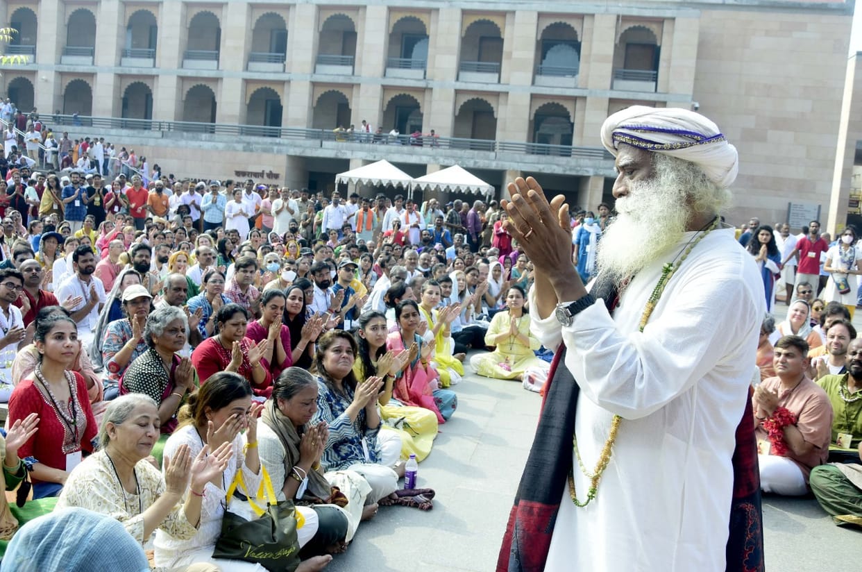 Sadguru Jaggi Vasudev celebrated Worshiped in kashi vishwanath dham and  interacted with followers