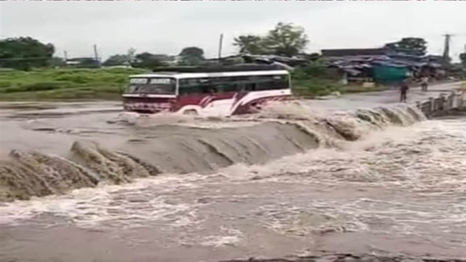विदिशा जिले में वेगवती नदी उफान पर है, रपटे से जान जोखिम में डाल बस निकाली गई।