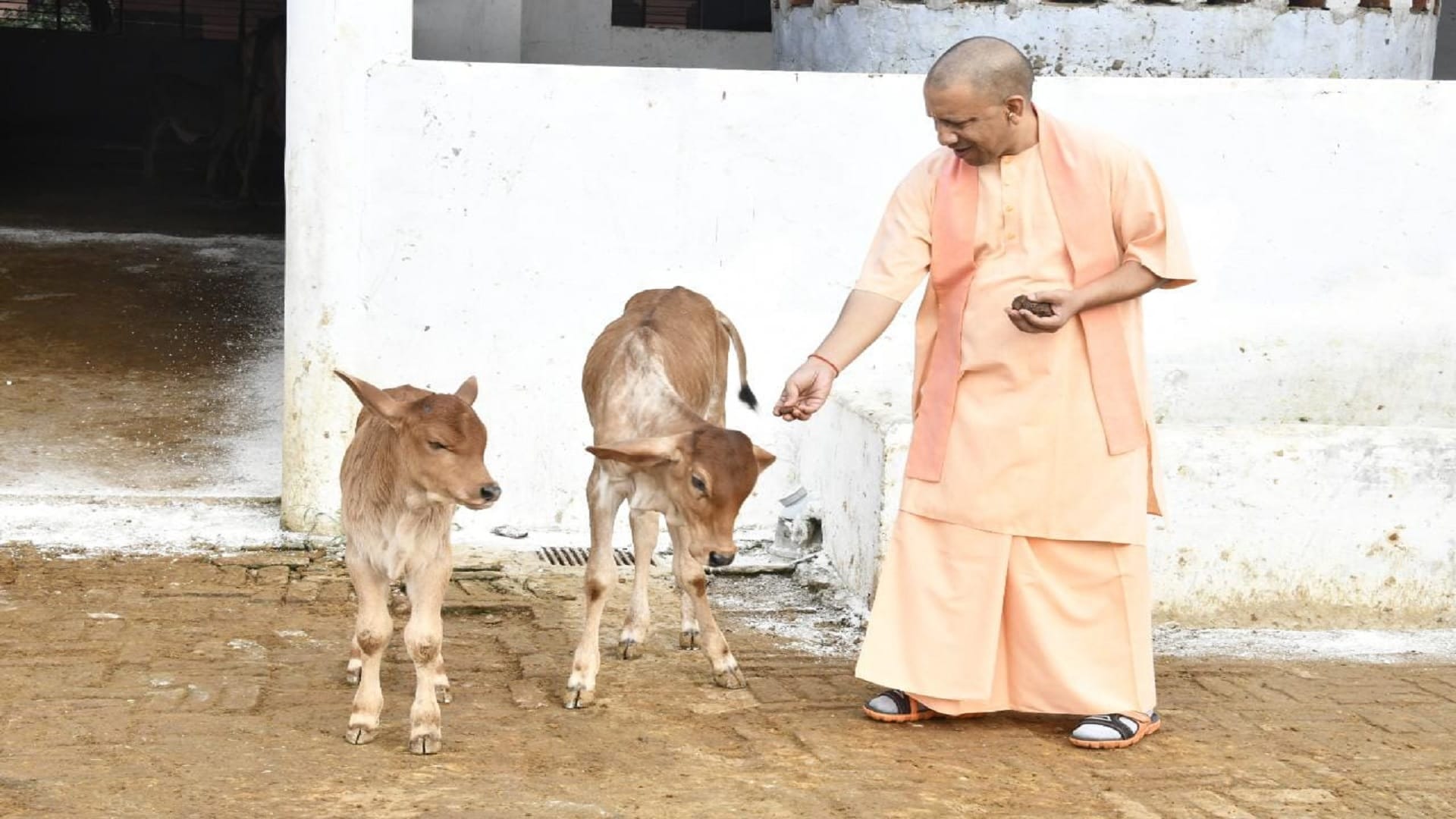 Chief Minister Yogi Adityanath listened to complaint in Gorakhpur