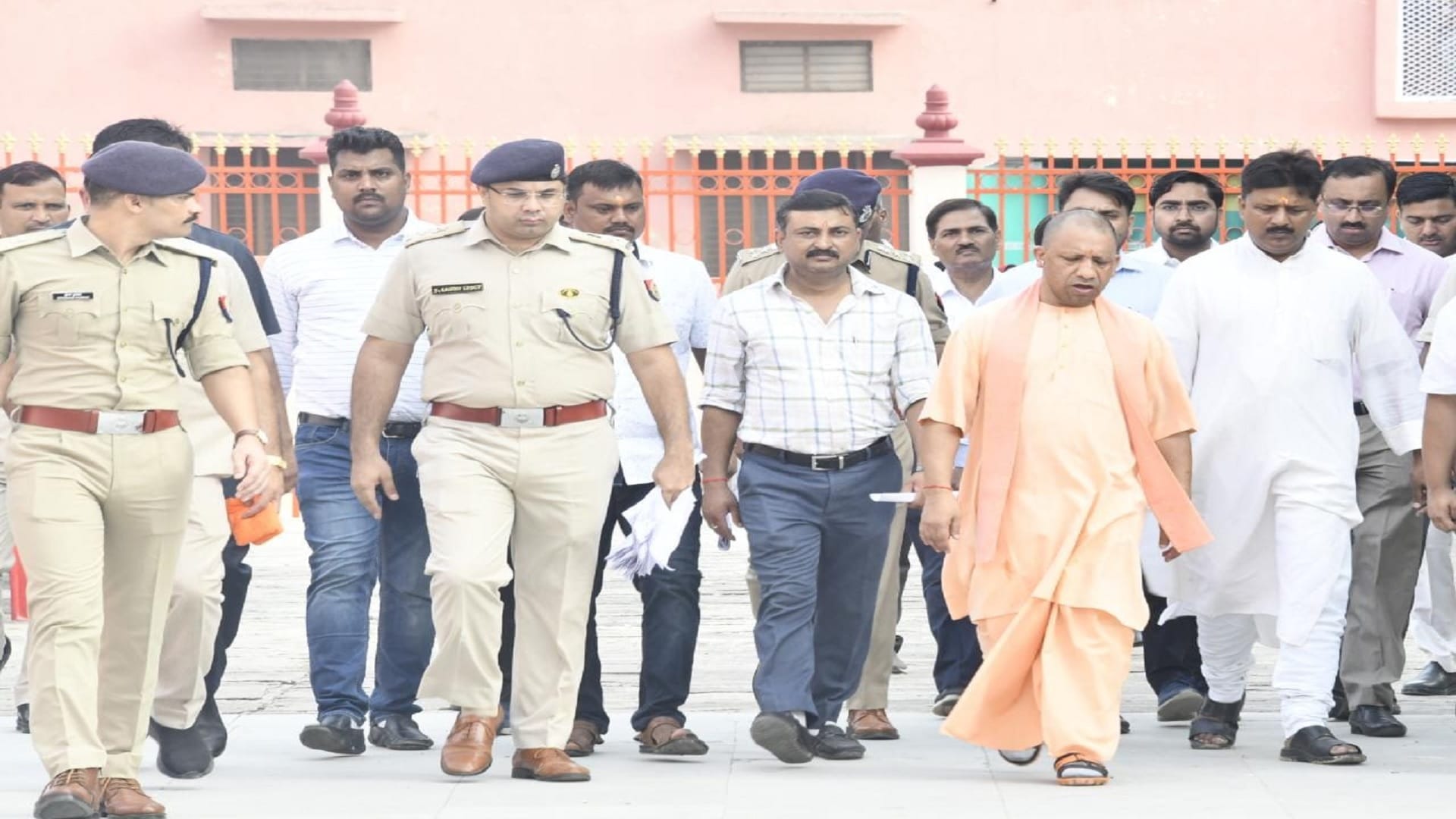 Chief Minister Yogi Adityanath listened to complaint in Gorakhpur