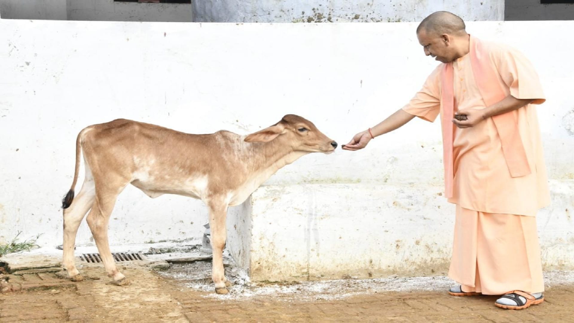 Chief Minister Yogi Adityanath listened to complaint in Gorakhpur