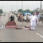 जीटी रोड से सामान समेटते किसान।