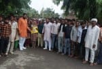 राई थाने में रोष जताते युवक के परिजन व करणी सेना के पदाधिकारी। संवाद