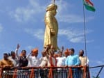 सांबा महाराजा हरि सिंह की प्रतिमा पर फुल अर्पित करते हुए