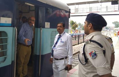 आरपीएफ के दरोगा से नाराजगी जताते डीआरएम आशुतोष पंत। संवाद