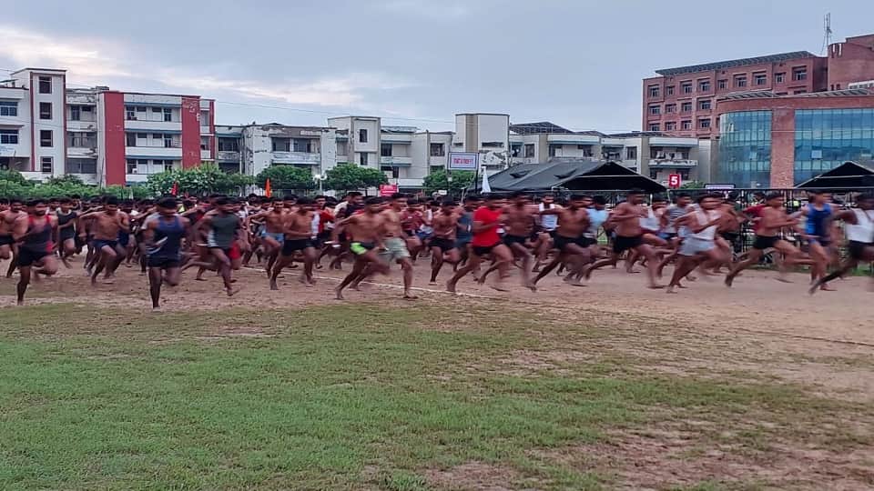 Army Recruitment In Agra 6550 Youths Ran on the fifth day Agniveer Army Rally 2022