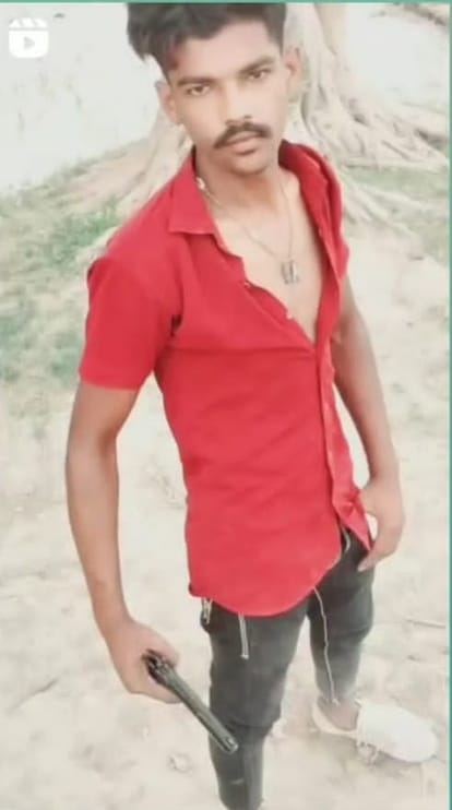 अवैध तमंचा हाथ में लेकर युवक का वायरल फोटो।
