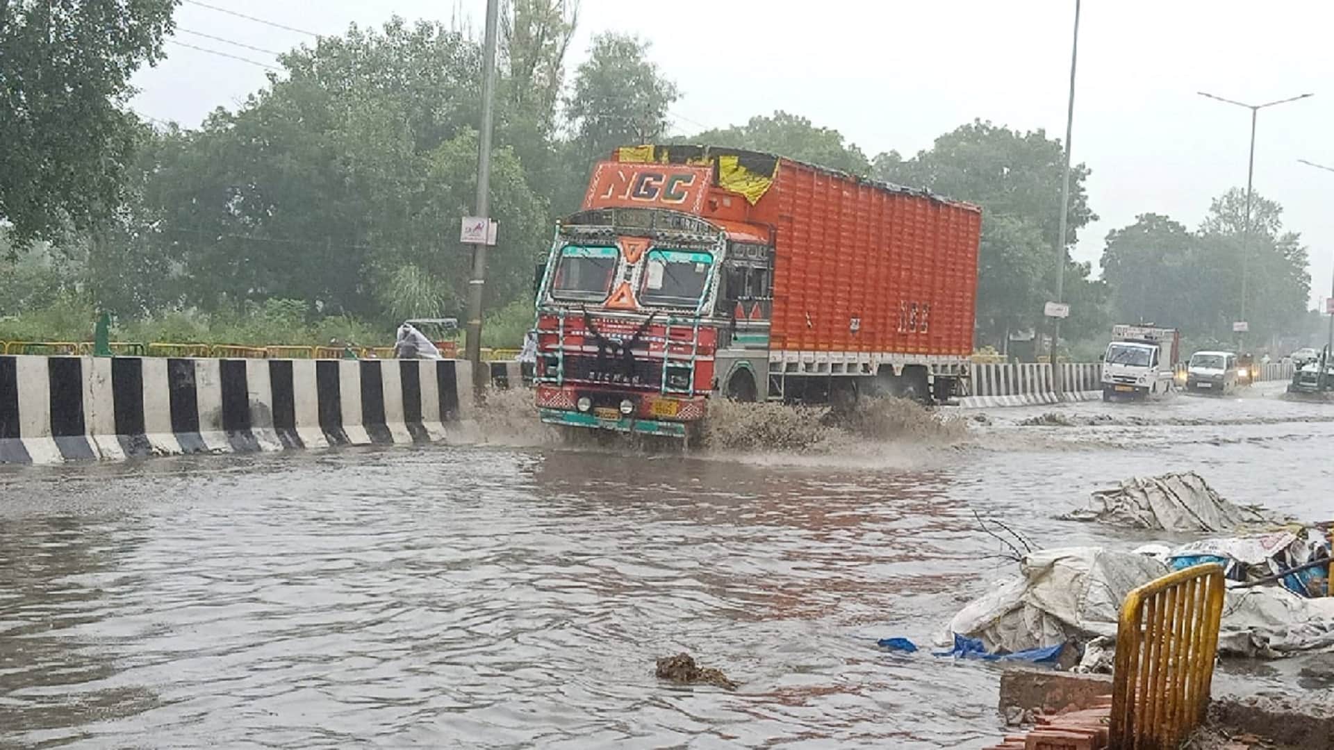 Water stopped on highway and streets due to rain in Baghpat and loss of crops of farmers