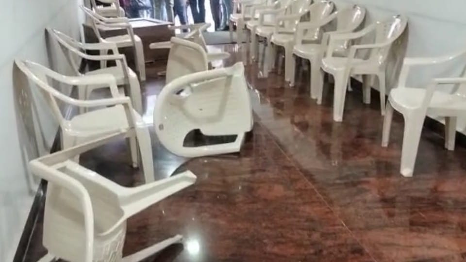 Chhindwara: Uproar in BJP office, young man who arrived drunk, threw chairs by abusing him