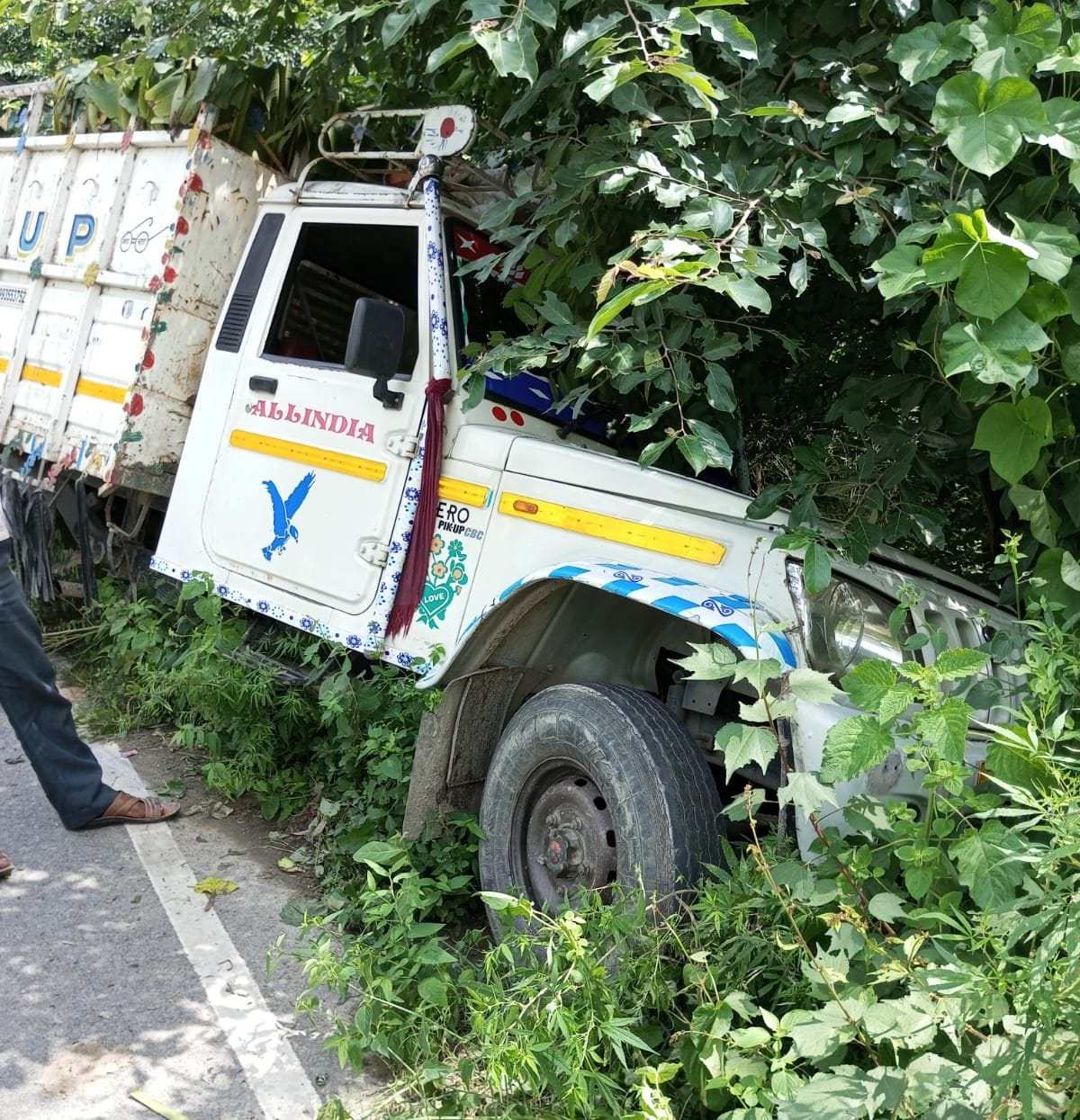 Hardoi, The front wheel of the pickup came out, the driver-helper left