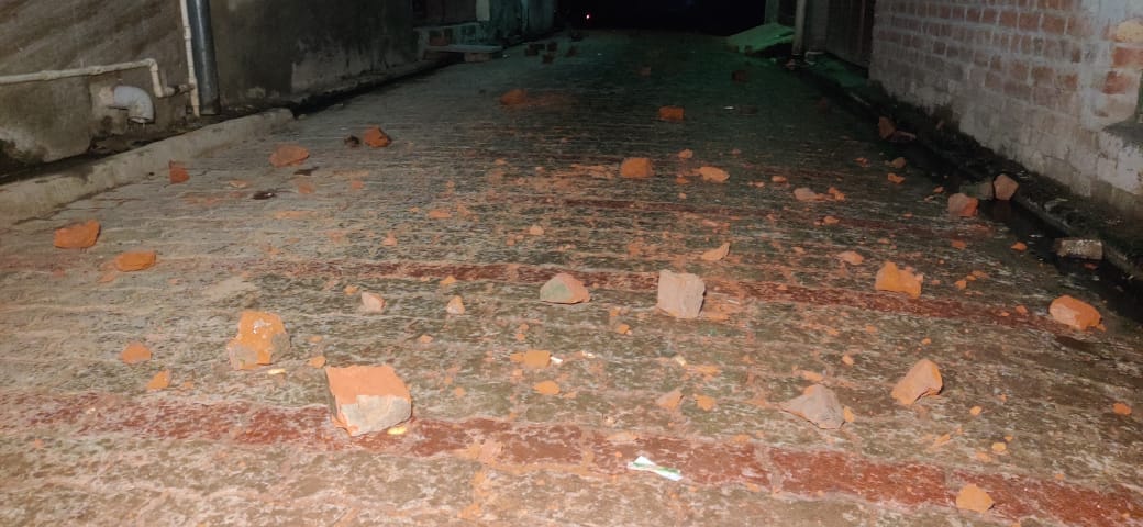 Stones pelted on youths in dispute, slit one's throat