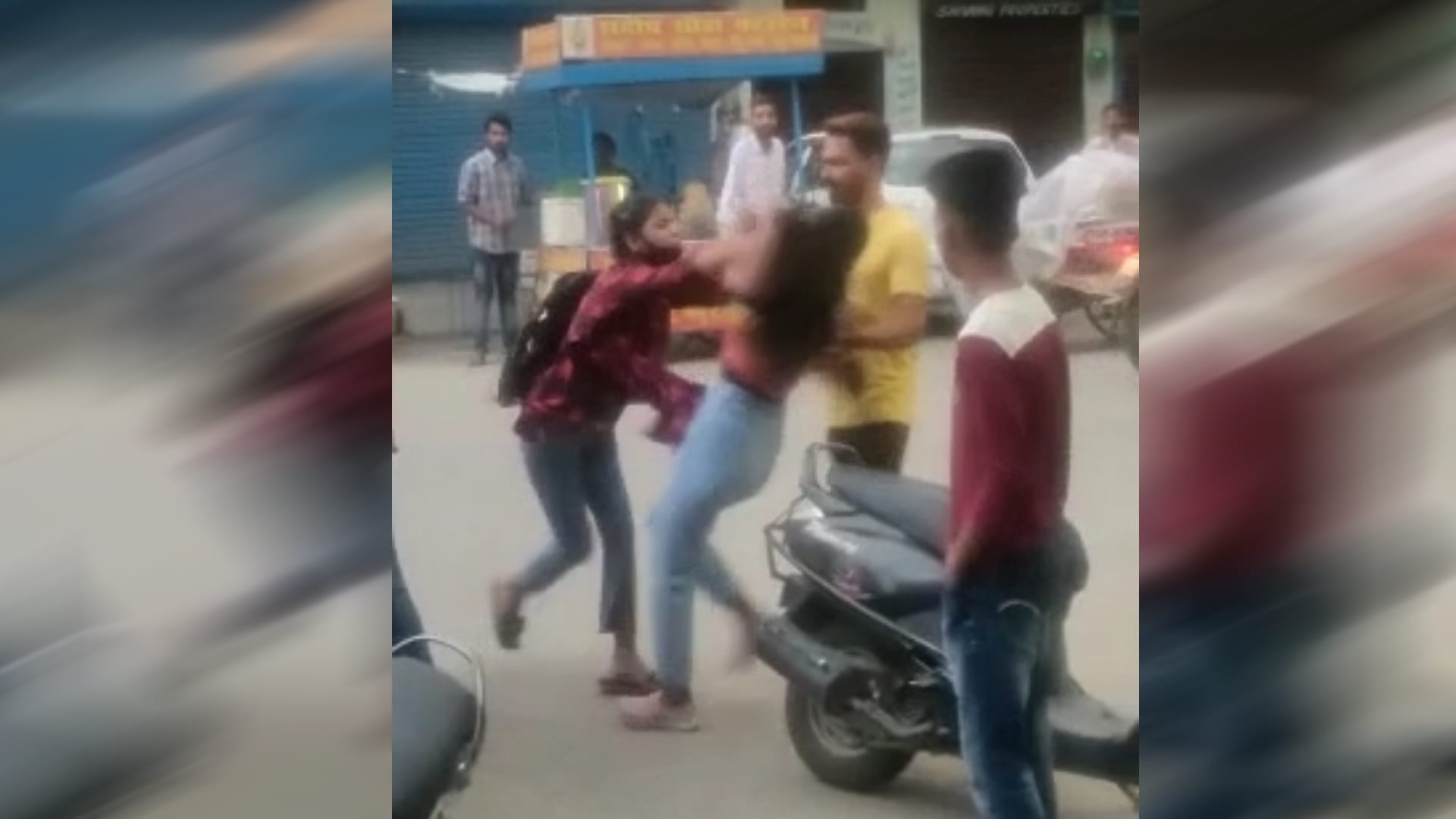 Fight between three girls on the road video viral Roorkee Uttarakhand news in hindi