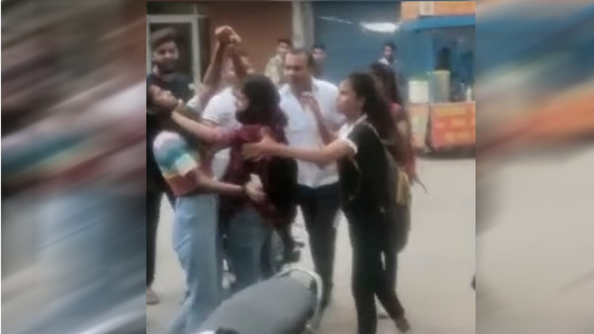 Fight between three girls on the road video viral Roorkee Uttarakhand news in hindi