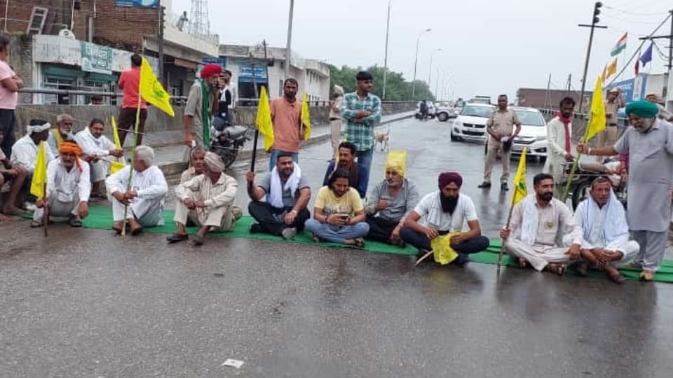 Farmers protest due to non-procurement of paddy in Tohana, blocked Hisar-Chandigarh road