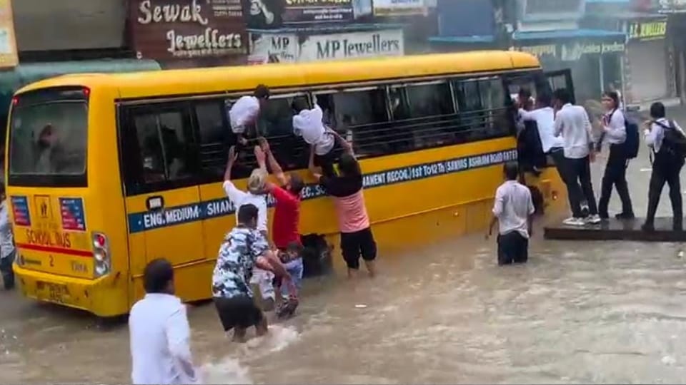 School bus caught fire on Dharamshala Road in Fatehabad