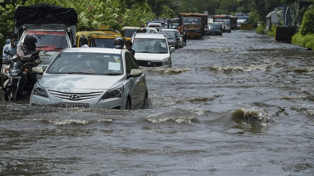 how to drive car in water logging car care tips for rainy season monsoon car stuck in water news in hindi